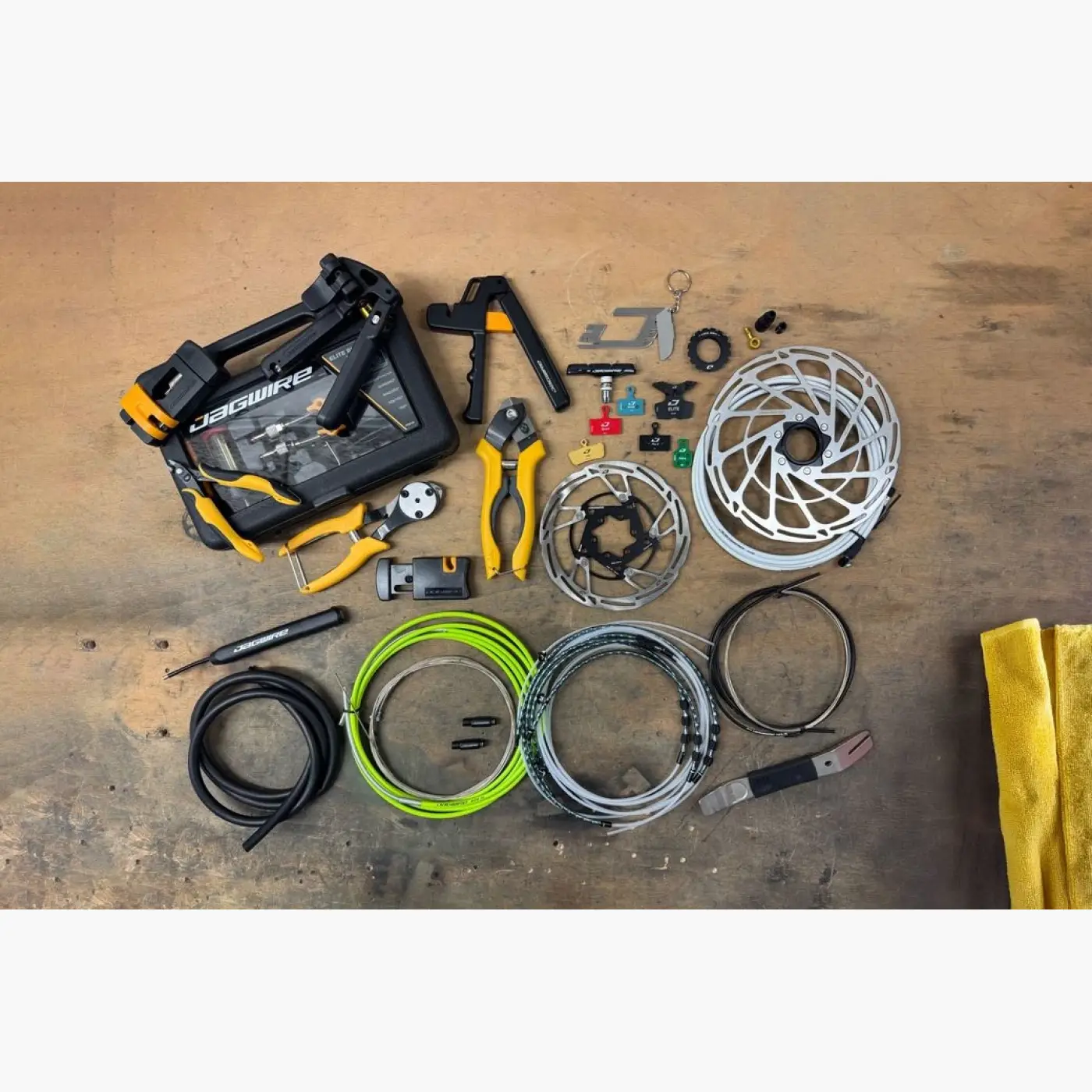 Jagwire LEX 4 mm-es váltóburkolat – 1 m, fekete - Agyváltó alkatrészek (SKU: 90A9765)