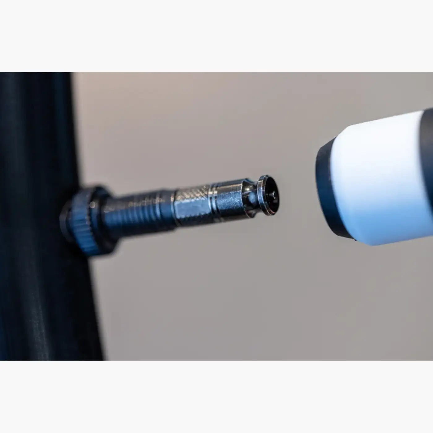 Schwalbe Clik Valve Conversion Set – SV with pump head adapter - Tire and accessories (SKU: 3542)