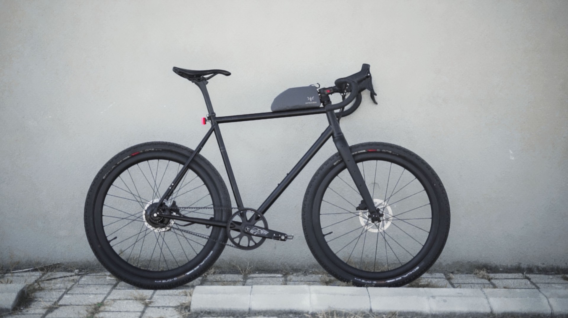 Gravel bike with belt drive system and electric shifting rohloff e-14